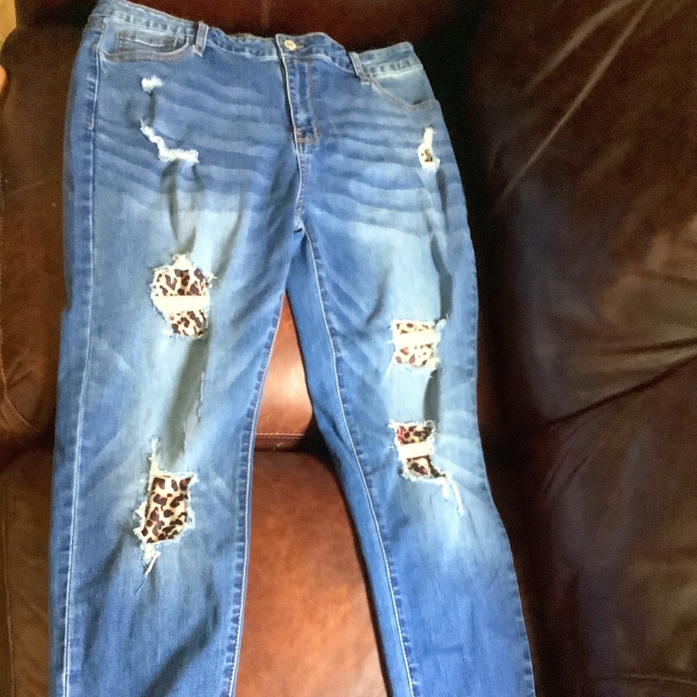 Leopard peekaboo patch jeans